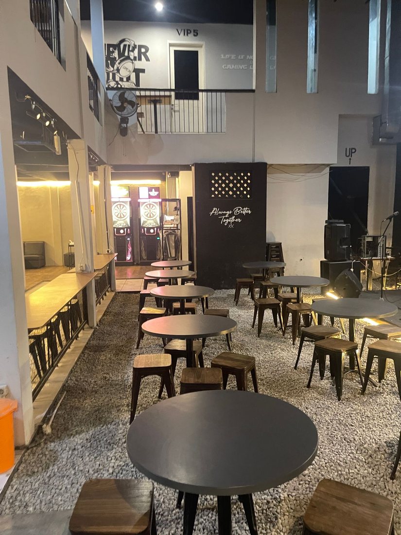 Suasana ruang duduk Ayam Campus